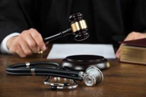 Justiça catarinense condena médico e hospital por gaze esquecida em corpo de parturiente | Juristas
