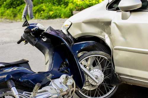 Juiz nega indenização a trabalhadora que sofreu acidente de trabalho ao bater com moto em veículo parado | Juristas