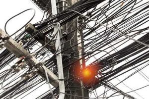 Associação obtém cautelar impedindo Neoenergia de cortar cabos e impor novos preços por uso de poste | Juristas