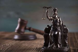 Transposição de servidores sem concurso público é inconstitucional 1 | Juristas Estátua da Justiça representando decisão sobre transposição de servidores sem concurso público