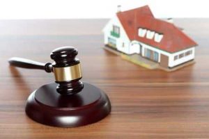 Acusada de se passar por advogada para dar golpe imobiliário deve seguir presa | Juristas