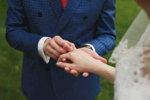 Loja deve indenizar consumidor por entregar terno rasgado no dia do casamento | Juristas