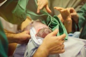 Juiz condena AMIL por negar cobertura a parto de emergência