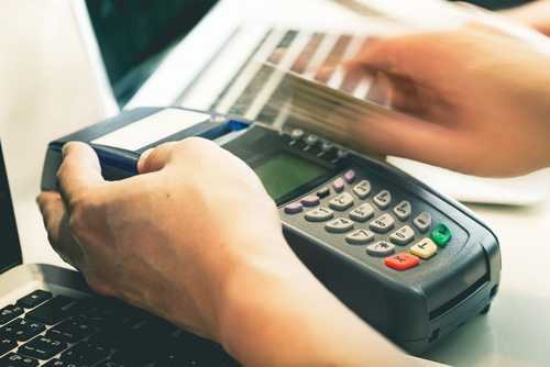 TJDFT mantém condenação de loja por erro em cobrança no cartão de crédito
