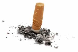 Tribunal anula decisão de condomínio que proibia fumar em áreas abertas comuns 1 | Juristas Supermercado é condenado por ponta de cigarro jogada em carrinho de bebê