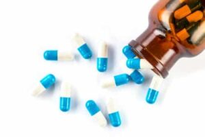 Farmácia de manipulação não pode manipular, estocar e comercializar medicamentos sem a apresentação de receita | Juristas
