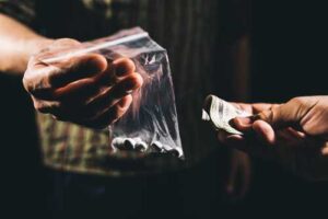 Justiça condena dois homens por envio de pílulas de ecstasy pelos Correios | Juristas