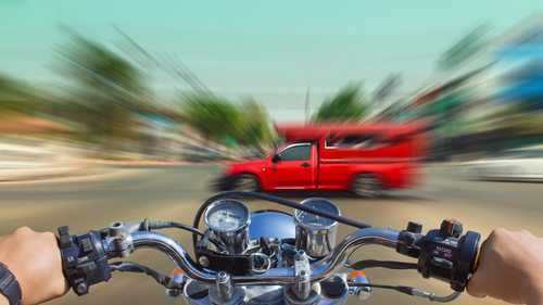Imprudência de motociclista culmina em acidente, perna quebrada e indenização negada | Juristas