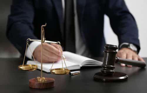 Justiça decreta indisponibilidade de bens de ex-prefeito de Formosa, estritório de advocacia e advogado