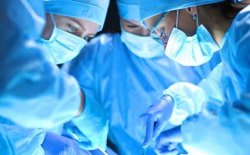 Hospital e médico que esqueceu gaze no abdome de paciente são condenados a indenizá-la