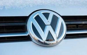 Volkswagen e concessionária indenizarão consumidor por defeito
