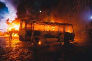 Acusados de atear fogo em ônibus são condenados