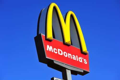 Mulher acidentada ao fugir de rato no McDonald’s receberá indenização de R$ 40 mil
