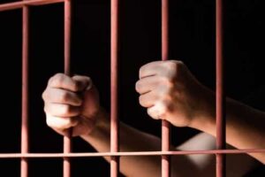 Negada prisão domiciliar a mãe que vendia drogas na frente das filhas menores | Juristas