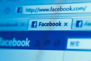 Mulher é condenada ao pagamento de indenização por postagens ofensivas no Facebook | Juristas