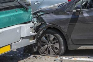 Motorista de ônibus que se envolveu em acidente de trânsito será restituído dos descontos por danos no veículo | Juristas