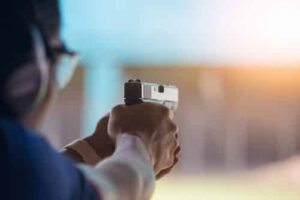 Centro de Formação de Vigilantes deve indenizar profissional por perda da audição em aulas práticas de tiro | Juristas