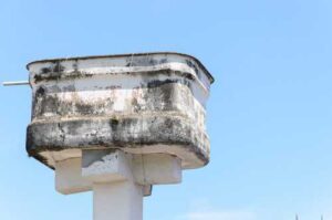 Morador deve resolver problema de caixa d’água que ameaça desabar no vizinho | Juristas