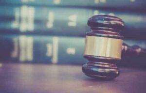 Crefito 11 e GDF são condenados a pagar R$ 40 mil de indenização a auxiliar de fisioterapia presa indevidamente | Juristas