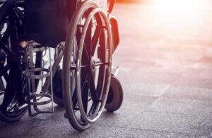 Cadeirante será indenizado por falta de acessibilidade em ônibus | Juristas