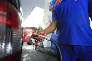 Rede de postos de combustíveis deve pagar R$ 1 milhão em indenizações por efetuar descontos indevidos no salário de empregados | Juristas