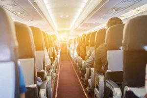 Justiça determina que empresa aérea indenize passageiro por defeito na poltrona do avião | Juristas