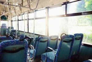 TJ concede R$60 mil para mulher prensada por ônibus contra poste que foi parar na UTI | Juristas