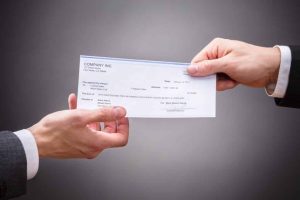Apresentação antecipada de cheque não configura dano moral | Juristas