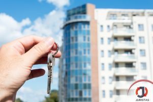 Infiltração em apartamento novo justifica indenização ao cliente