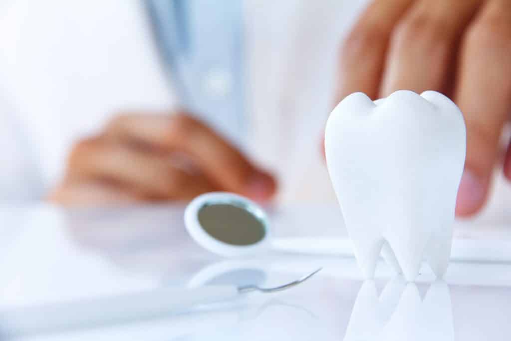 Dentistas indenizarão paciente por negligência em implante | Juristas