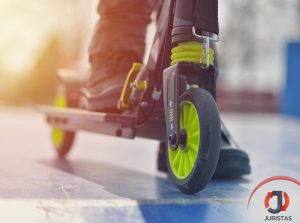 Empresa de patinetes é condenada a indenizar consumidor com deficiência visual por queda em calçada 1 | Juristas trabalho