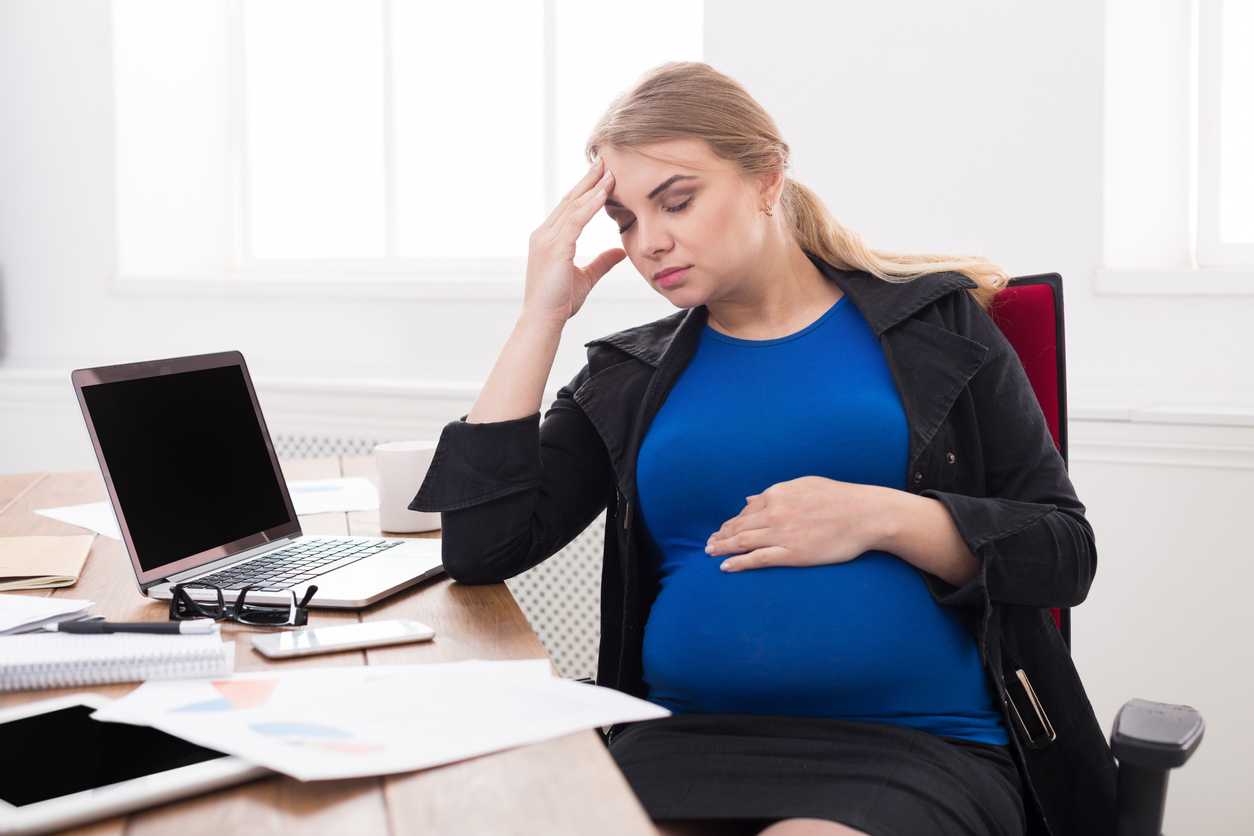 Работа беременных в выходные дни. Беременные за компьютером. Психотерапия беременных.
