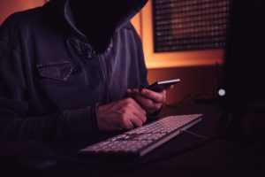 Suspeito de hackear autoridades não poderá conceder entrevistas 