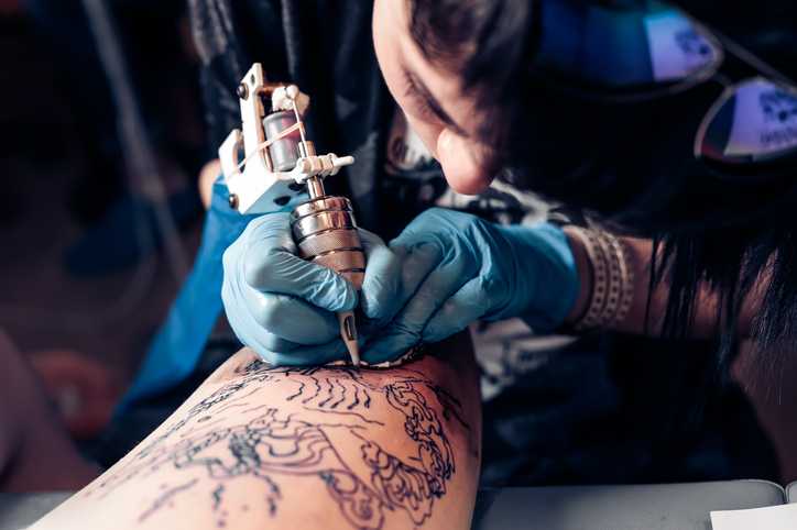 Crime de Roubo - Jovem tatuado - Tatuagem - Tatoo