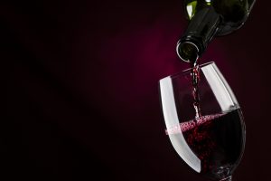 Cliente que comprou vinhos mas não recebeu na data combinada tem pedido de indenização negado | Juristas