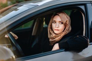 Justiça garante que muçulmana use véu em foto para habilitação no Detran | Juristas