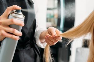 Consumidora que perdeu metade do cabelo após aplicação de produto deve ser indenizada | Juristas