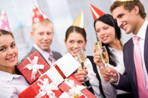Americano é indenizado em R$ 2,1 milhões por festa de aniversário surpresa no escritório | Juristas