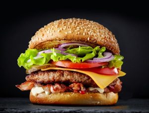 Cliente que mastigou curativo em hambúrguer deve ser indenizada | Juristas