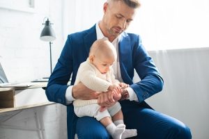 Advogado leva bebê para sessão do STJ e diz não desperdiçar a chance de estar com o filho | Juristas