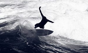Gol deve indenizar surfista que teve prancha extraviada durante competição | Juristas