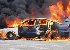 Motorista que bateu e incendiou carro de propósito para receber seguro é condenado | Juristas