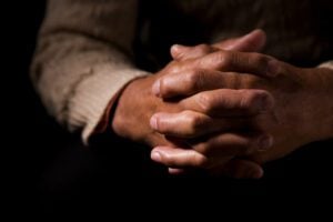 Círculo de Orações - Homem orando - Direito Penal