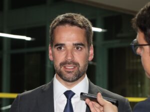 Eduardo Leite deve ser afastado da presidência do PSDB, decide juíza do DF | Juristas