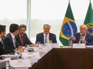 PL questiona no STF por decreto do presidente Lula de combate à desinformação reestruturando a AGU | Juristas
