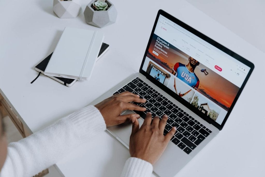 Aluguel de quarto por Airbnb pode ser restrito em condomínio fechado 2 | Juristas Person Using a Macbook Pro on a White Table