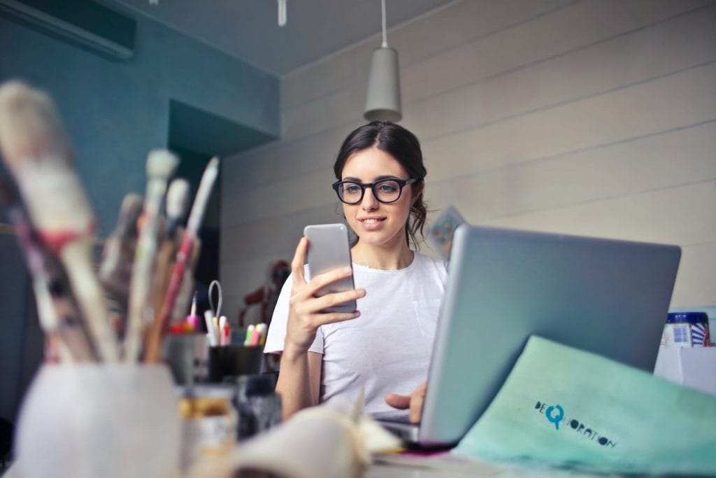 Modelo de contrato de gestão de redes sociais para advogados 2 | Juristas woman in white shirt using smartphone