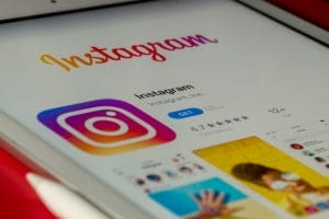 Instagram concentra maior número de candidatos a deputado federal nas eleições 1 | Juristas white and blue labeled book