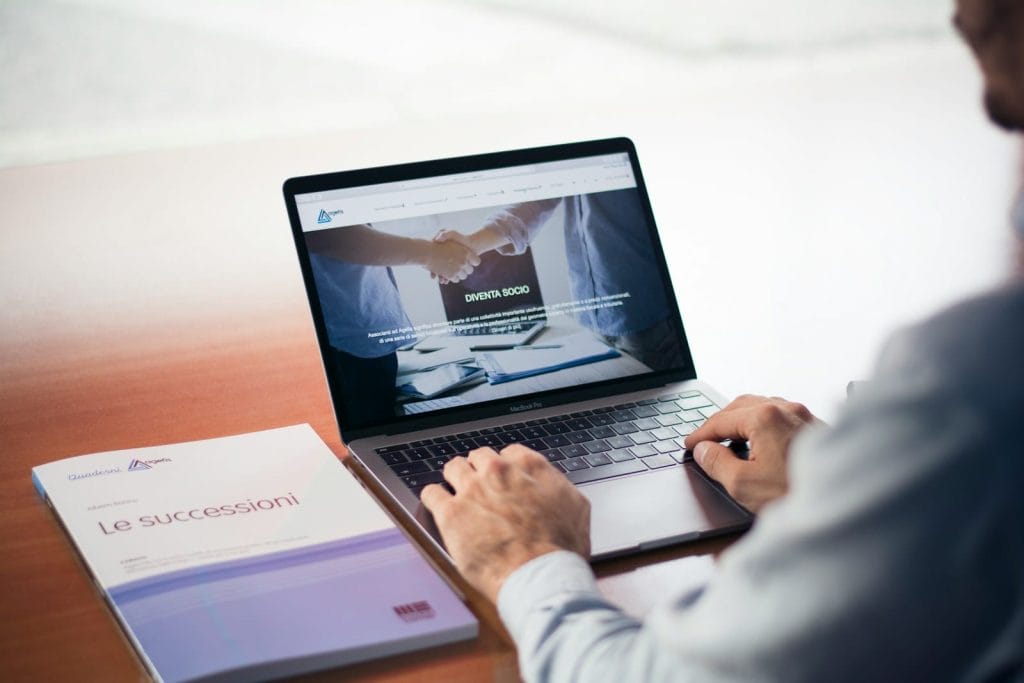 Modelo de Contrato de Prestação de Serviços 1 | Juristas man's hands on MacBook Pro