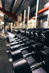 Modelo de contrato com academia de ginástica 1 | Juristas dumbbells on floor